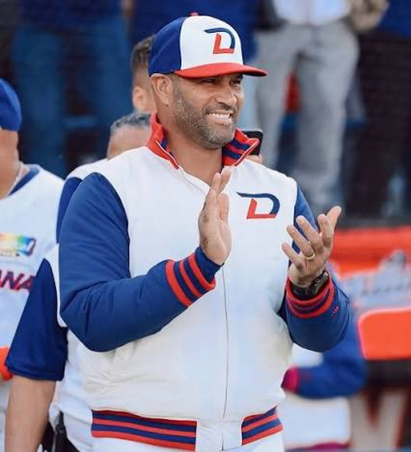 Albert Pujols cuando dirigió en la Serie del Caribe 2025 tras ganar con el Escogido.