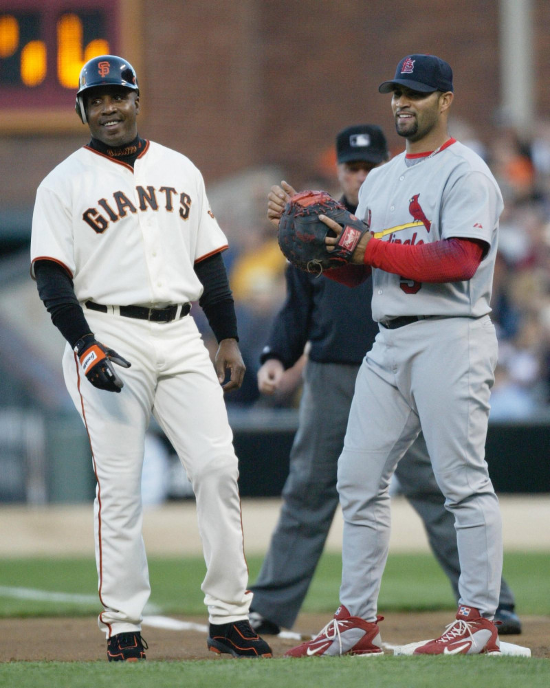 Barry Bonds y Albert Pujols en el primera base durante un partidon entre los Gigantes de San Francisco y los Cardenales de San Luis.