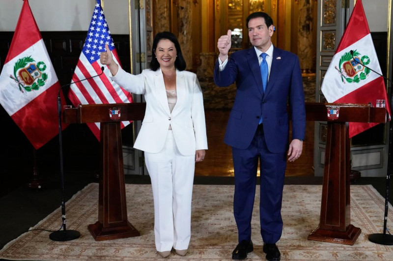 El secretario de Estado de EE. UU., Marco Rubio, y la presidenta de Perú, Keiko Fujimori, hacen el gesto de pulgar hacia arriba durante una conferencia de prensa en el Palacio de Gobierno de Lima, el 10 de septiembre de 2026.