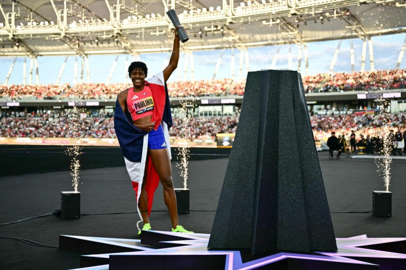 Marileidy Paulino celebra con su trofeo tras ganar la final de los 400 metros planos del Ultimate Championship.