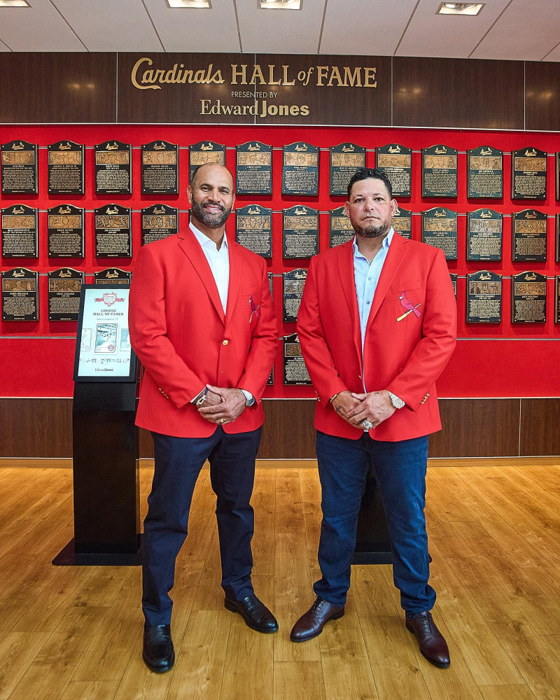 Albert Pujols y Yadier Molina posan antes de la ceremonia de exaltación al Salón de la Fama de los Cardenales de San Luis.