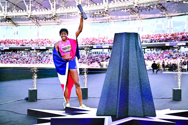 Marileidy Paulino sostiene el trofeo que la acredita como la ganadora del Ultimame Championship.