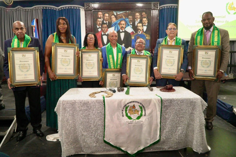 Los nuevos integrantes del Salón de la Fama de San Pedro de Macorís posan con sus respectivos certificados.