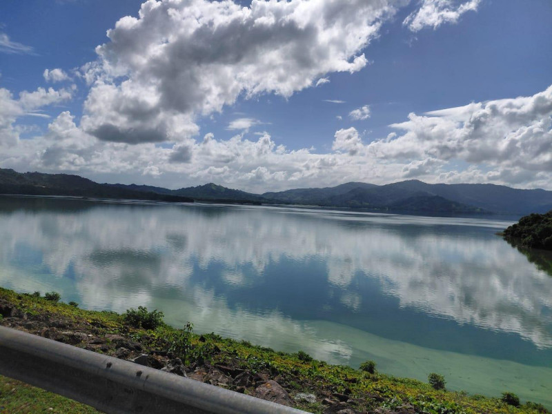 Vista Panorámica de visible Bloom cianobacteriano en el embalse de Hatillo