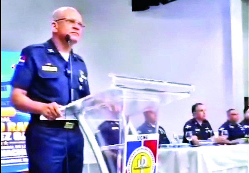 El director de la Policía, mayor general Ernesto Rafael Rodríguez, habla a los agentes.