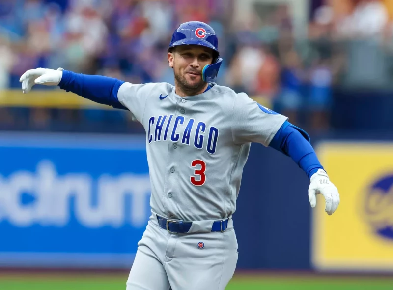 Alex Bregman, de los Cachorros, celebra su jonrón contra los Medias Rojas, el 27 de septiembre de 2026.