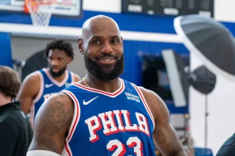 LeBron James de los 76ers de Filadelfia durante el día de medios del equipo, el lunes 28 de septiembre de 2026, en Camden, Nueva Jersey.