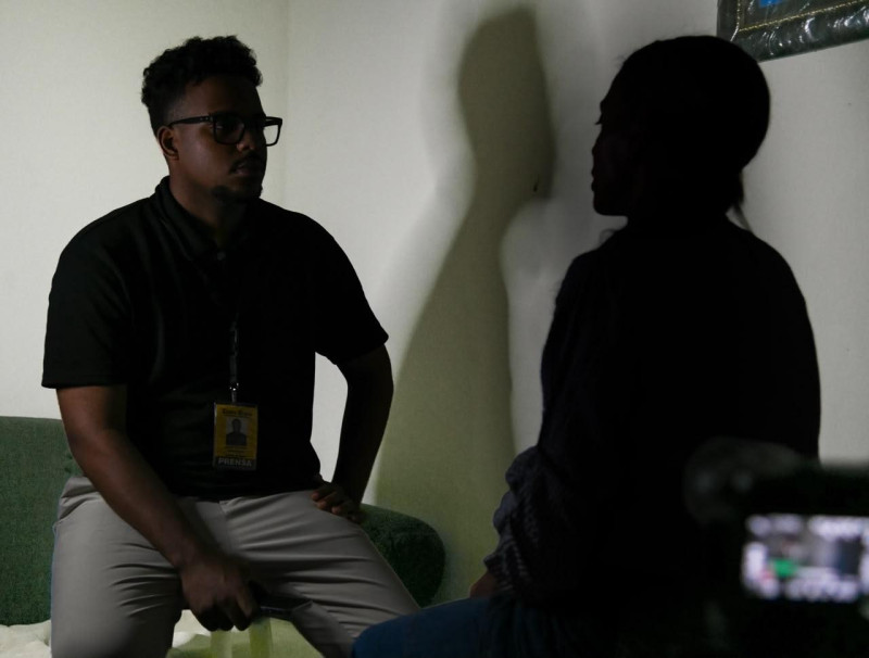 Josué Batista durante la entrevista con el familiar de "Gumbi".