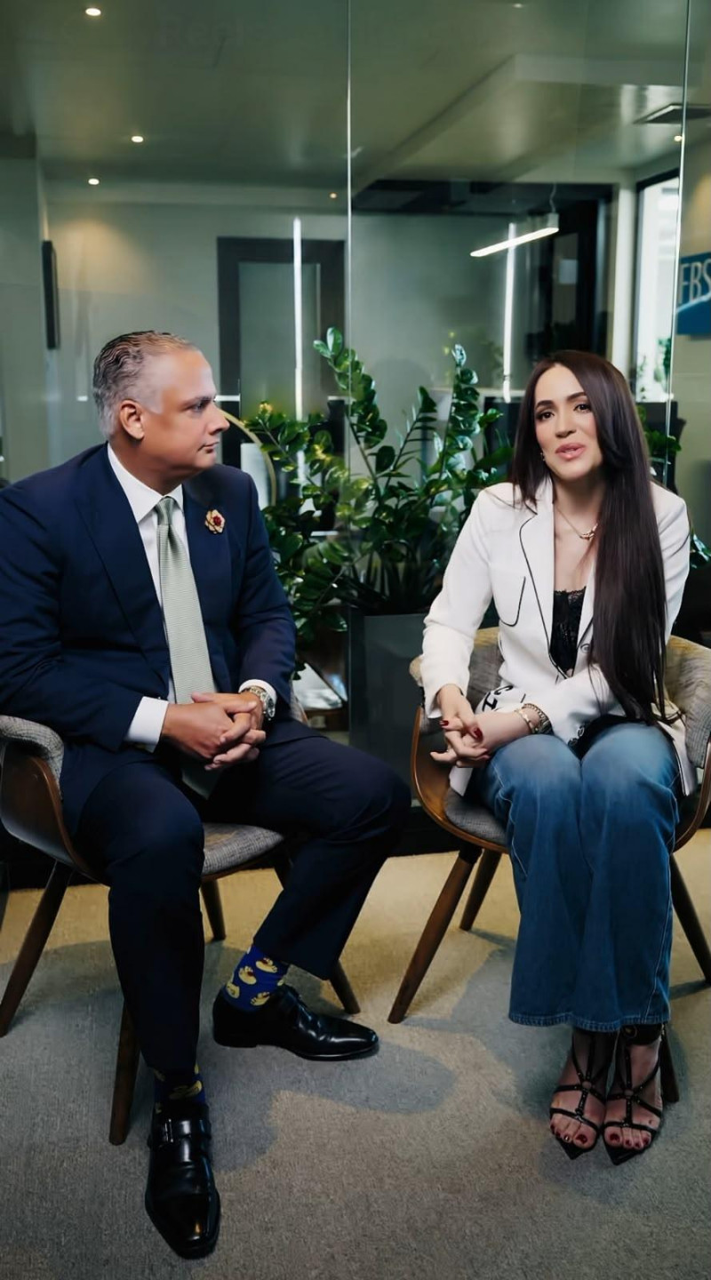 Karen Yapoort junto a su abogado, Alberto Fiallo