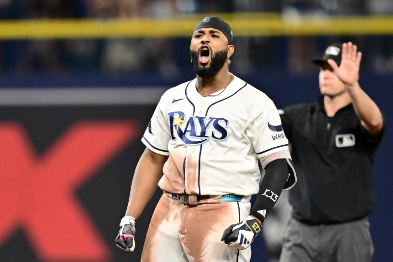 Junior Caminero celebra emocionado tras pegar un doble en el quinto episodio.