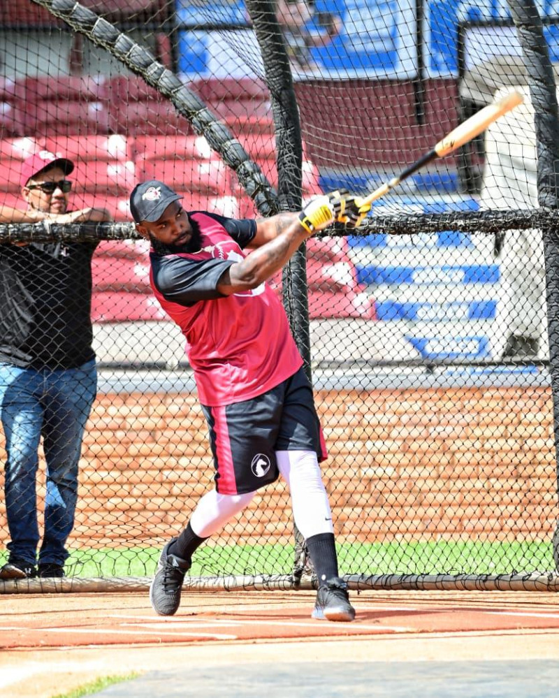 Marcell Ozuna toma prácticas de bateo en los entrenamientos de los Gigantes del Cibao.
