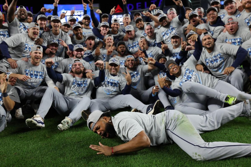 Jugadores de los Rays de Tampa festejan la barrida que le provocaron a los Yankees para de su lado avanzar hasta la Serie de Campeonato.
