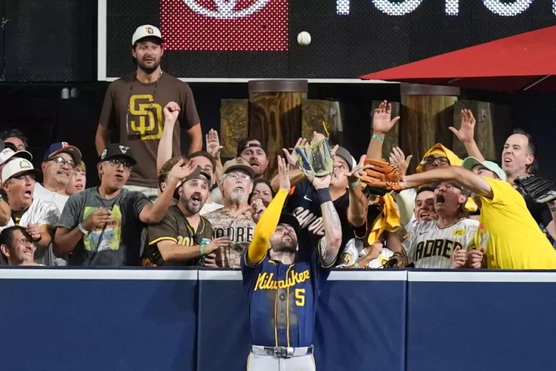Garrett Mitchell, de los Cerveceros, atrapa una pelota bateada por Manny Machado, de los Padres, en el Juego 4 de la Serie Divisional de la Liga Nacional.