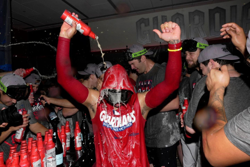 El campocorto de los Cleveland Guardians, Brayan Rocchio, celebra con sus compañeros en el vestuario tras el quinto partido de la Serie Divisional de la Liga Americana contra los Chicago White Sox.