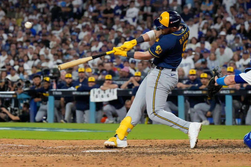 Jake Bauers, de los Cerveceros, al momento de dar un cuadrangular con uno a bordo en el séptimo ante el zurdo Blake Snell que dio ventaja definitiva a su equipo.