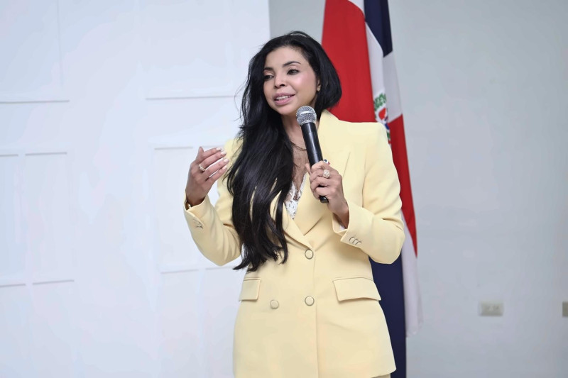 Yeni Berenice Reynoso durante su disertación.