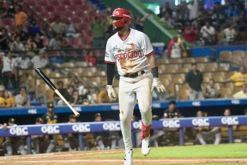 Jonathan Guzmán celebra con la cueva de los Leones el cuadrangular que le otorgó la ventaja 6-4 sobre las Águilas.