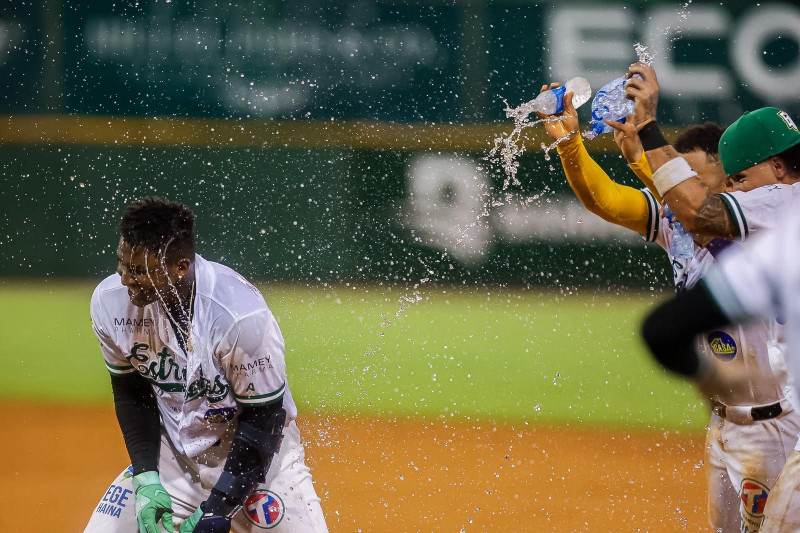 Marco Luciano, de las Estrellas, es rociado con agua por sus compañeros tras pegar el hit decisivo en el triunfo sobre los Gigantes, el 24 de octubre de 2026.