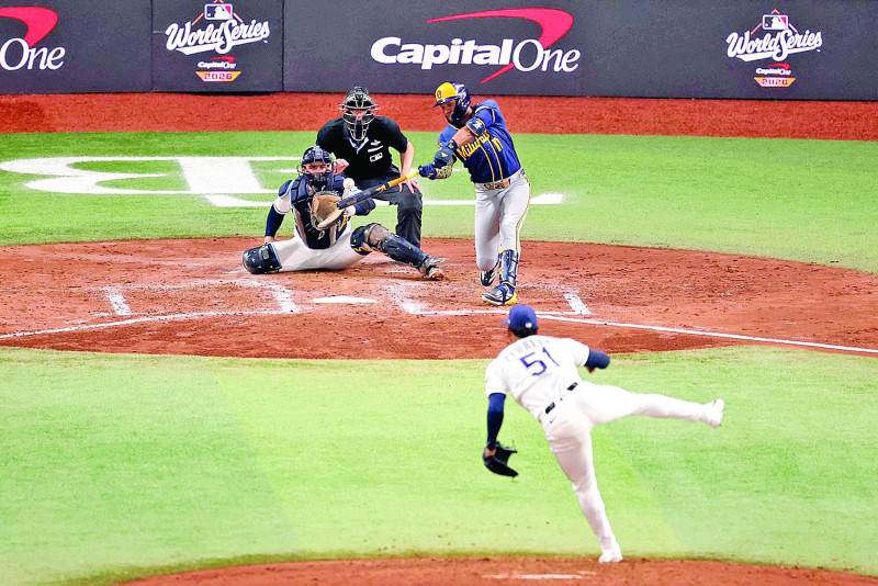 Jackson Chourio, de los Cerveceros, pega un sencillo en la quinta entrada contra Freddy Peralta, de los Rays, en el tercer partido de la Serie Mundial.