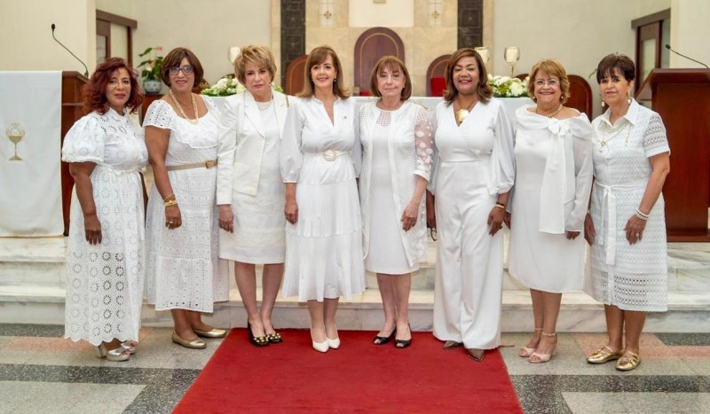 Yanira Fondeur, presidenta de la Fundación, junto a las demás integrantes de la directiva.