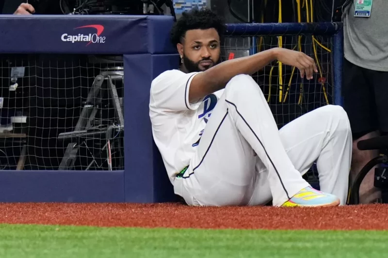 El antesalista dominicano Junior Caminero, de los Rays, observa desde la cueva el tercer juego de la Serie Mundial ante los Cerveceros, el 26 de octubre de 2026.