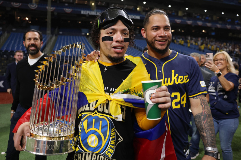 William y Willson Contreras posan para una foto con el Trofeo del Comisionado tras la victoria de los Cerveceros