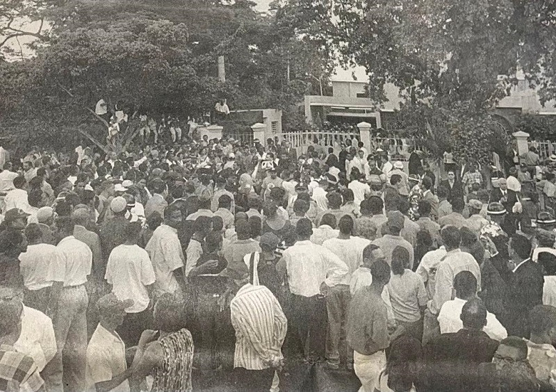 Miles de personas se han ubicado en el frente de la residencia del doctor Joaquín Balaguer, en la avenida Máximo Gómez, donde se realiza su velatorio.