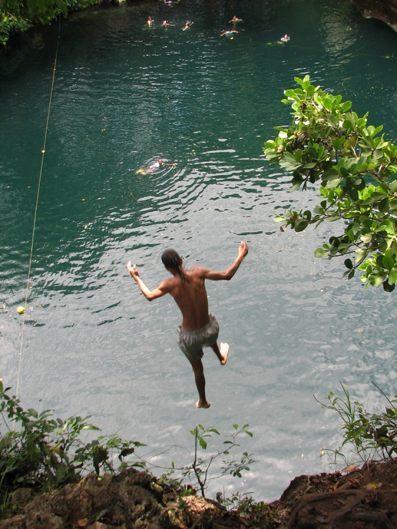 Solo los buzos certificados tienen permitido conocer las profundidades del cenote. Mientras, los viajeros arriesgados se contentan tirándose desde lo alto. Yaniris López