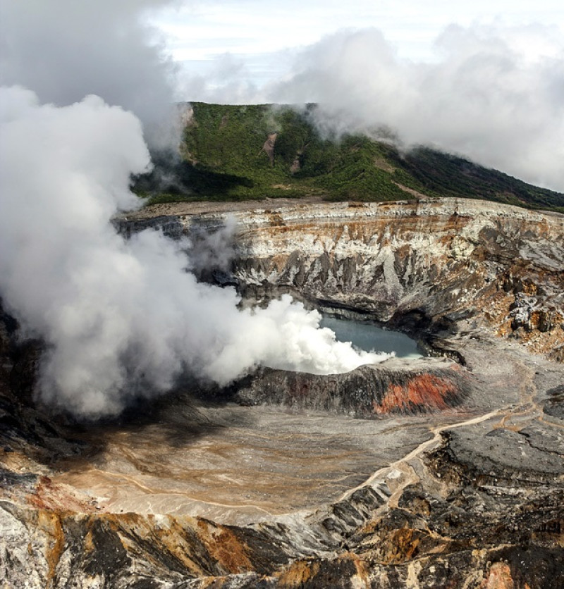Atractivo. Gracias a su cráter principal de 1,320 metros de diámetro, su laguna de color variable, sus fumarolas y sus capas de ceniza, el volcán Poás atrae a miles de turistas. Se trata, de hecho, del área silvestre protegida más visitada de Costa Rica. Está ubicada en la norteña provincia de Alajuela.