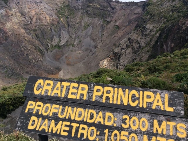 Depresión. Vista del cráter principal del volcán Irazú.