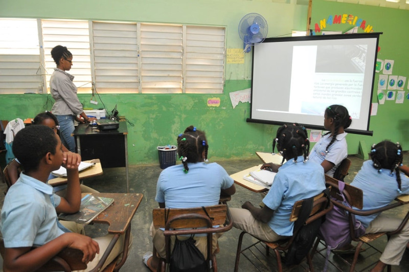 Luces para Aprender brinda a estudiantes de escuelas aisladas de El Seibo y Monte Plata un motivo para levantarse en las mañanas y asistir con entusiasmo a la escuela.