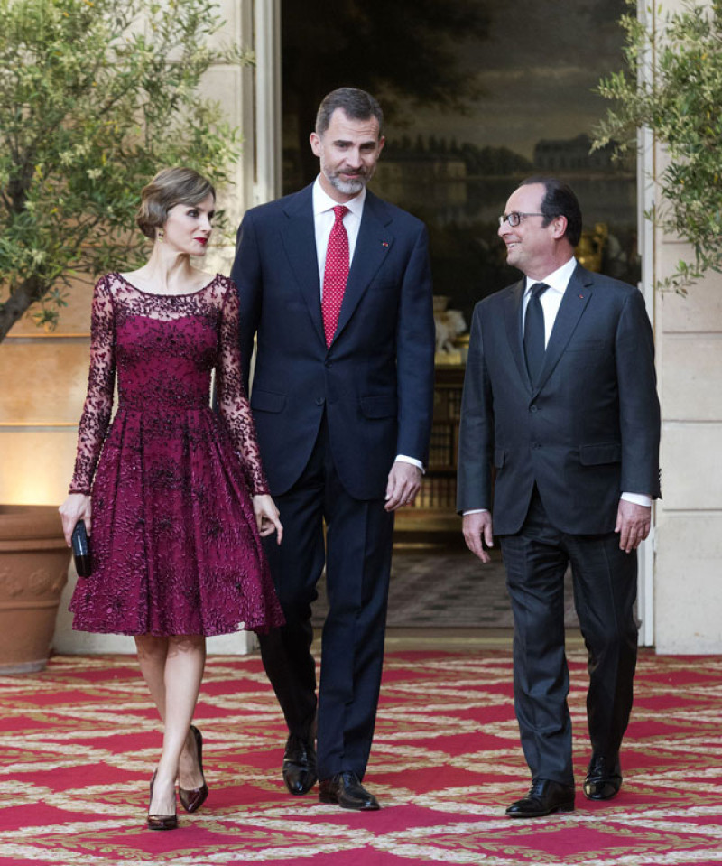 Encuentro. El presidente francés Francois Hollande, el rey Felipe VI de España y a la reina Letizia llegan ayer para la cena de Estado en el Palacio del Elíseo, en París.