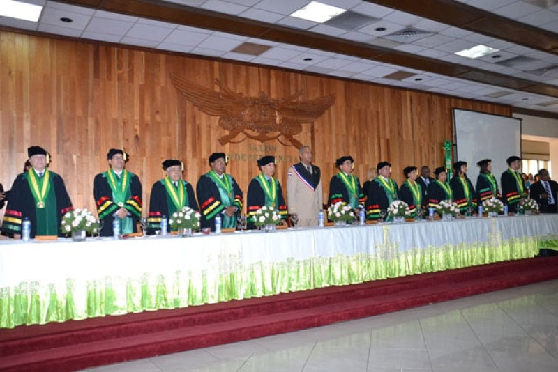 Las autoridades académicas encabezaron el acto de graduación de Utesa.