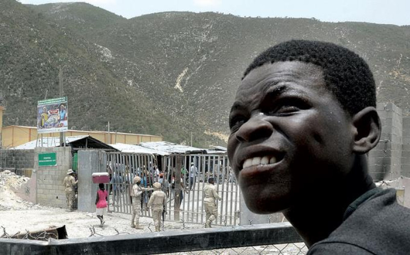 Un joven haitiano aparece en el lado dominicano de la frontera con Haití, en la localidad de Jimaní, por donde cientos de sus compatriotas han pasado durante los últimos días en un proceso de retorno voluntario que crece cada día. El gobierno haitiano ha garantizado la recepción de estas personas.