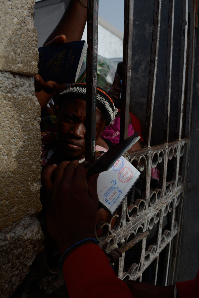 Verificacio´n de los pasaportes en la reja que da paso a Repu´blica Dominicana