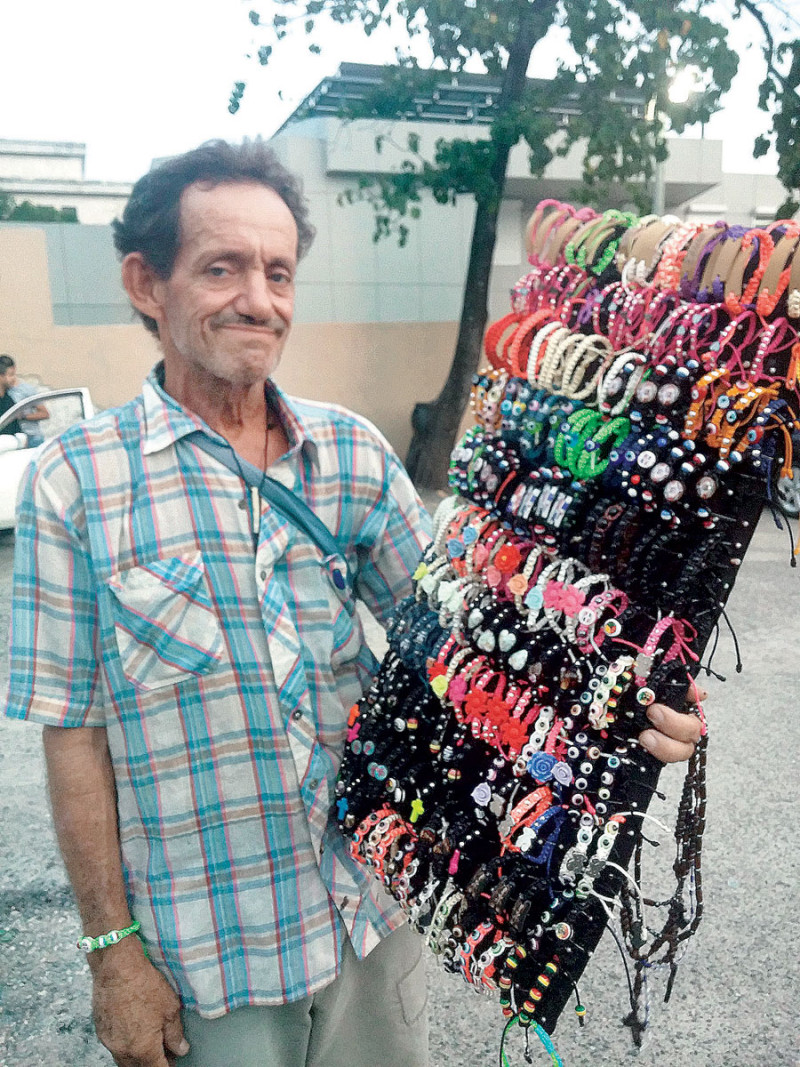 Vendedor. Julio César Llaret Rodríguez asegura que aunque pasó por todos estos acontecimientos, no paró sus sueños y se levantó de los acontecimientos negativos con la esperanza de poder adquirir los recursos económicos necesarios para vivir.