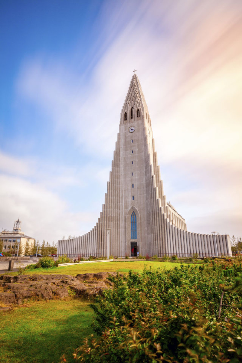 Templo. Construida sobre una colina y con una altura de 240 pies, la iglesia Hallgrimskirkja domina el paisaje en Reykjavik, Islandia.