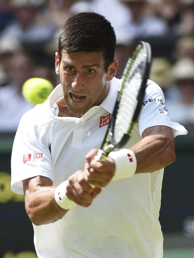 Ganador. Novak Djokovic da un golpe de revés en el partido de ayer frente a Jarkko Nieminen en el Abierto de Wimbledon.