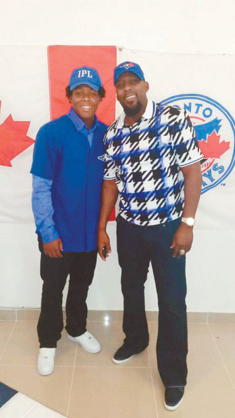 Vladimir Guerrero junto a su hijo Vladimir Jr. minutos después de que éste acordara por 3.9 millones de dólares con los Azulejos de Toronto.