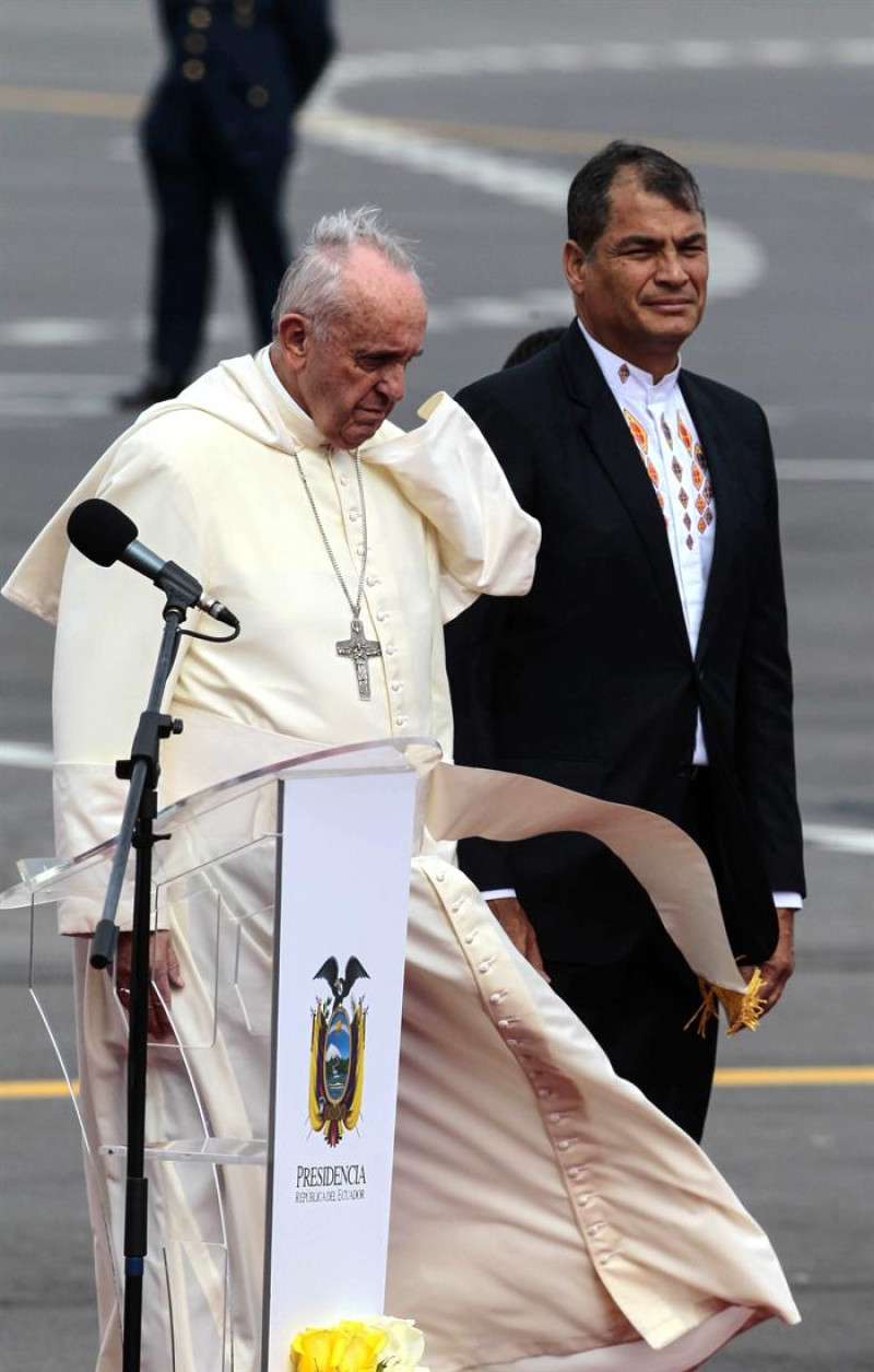 El papa Francisco (i) es recibido por el presidente de Ecuador, Rafael Correa (d), a su llegada a Quito, capital de Ecuador, en la primera parada en su gira latinoamericana, que lo llevará también a Bolivia y Paraguay.