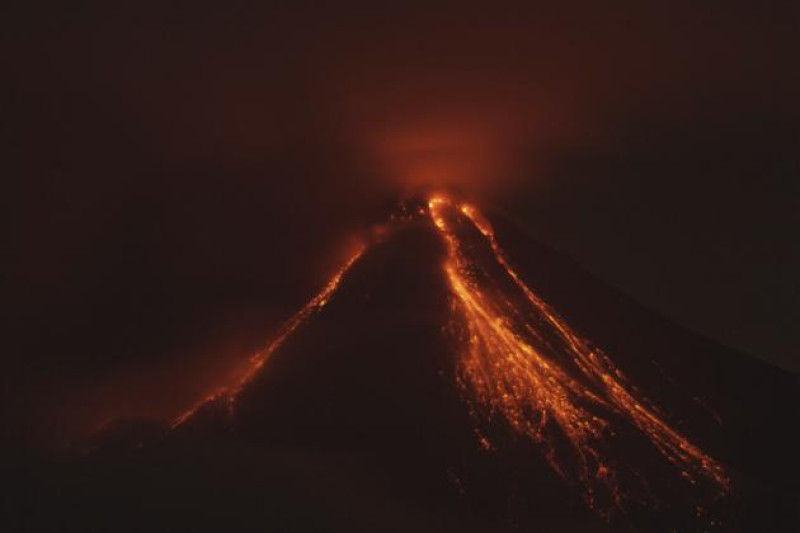 Lava fluye por la ladera del Volcán de Fuego de Colima, cerca del poblado de Comala, México, el viernes 10 de julio de 2015. (Foto AP/Sergio Tapiro Velasco).