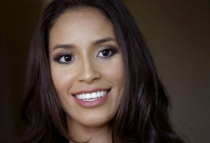 Entre las concursantes se encuentra Anea García, Miss Rhode Island, quien fue criada por su abuela y emigró desde República Dominicana.