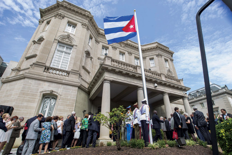 Bandera. Vista de la bandera cubana izada en la embajada del país en Washington, EE.UU., ayer.