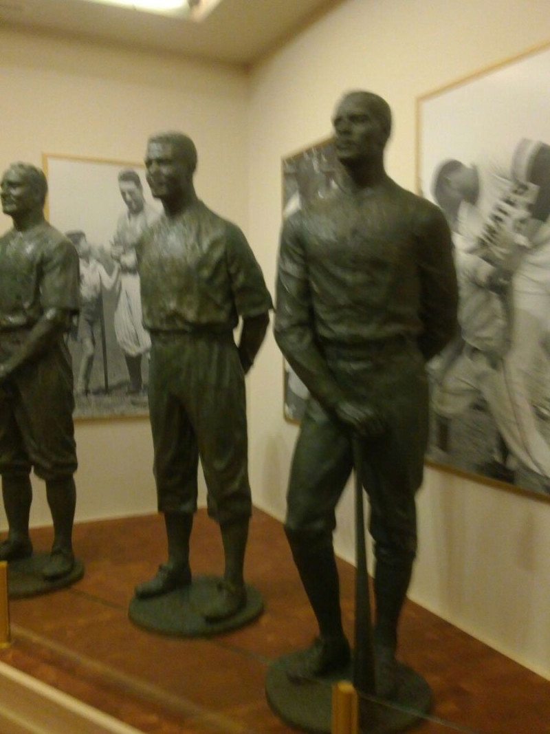 Estatuas de parte de los jugadores que han sido exaltados al Salón de la Fama de Cooperstown.