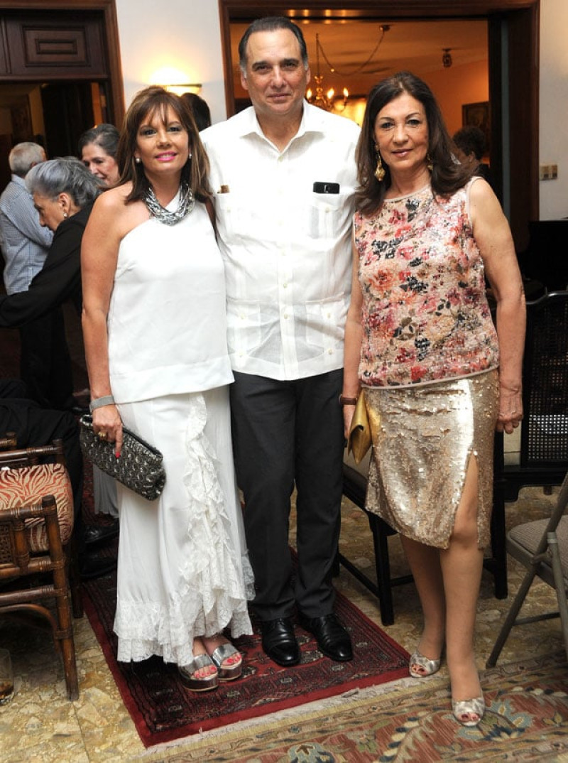 Marinita de Villanueva, Fernando Villanueva y Sabiha Moussa.