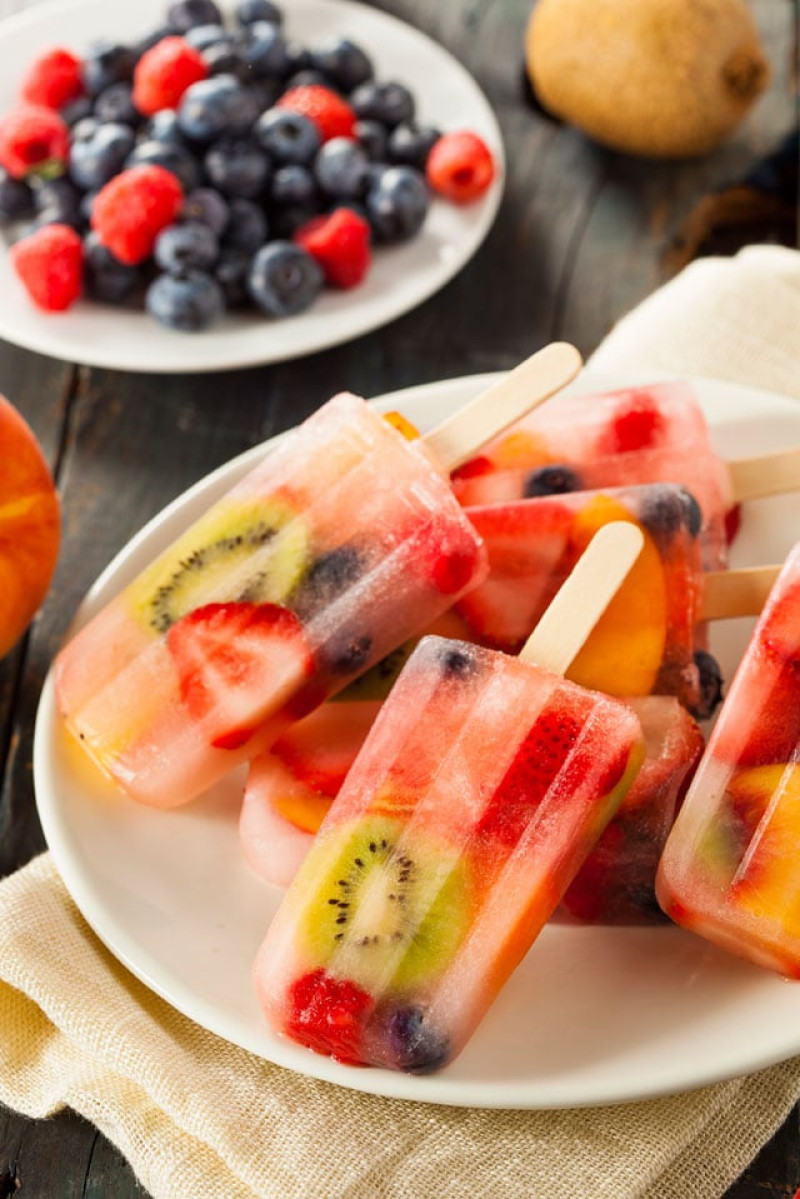 Llena bien el molde con trozos de tus frutas favoritas de distintos colores y luego vierte un zumo.