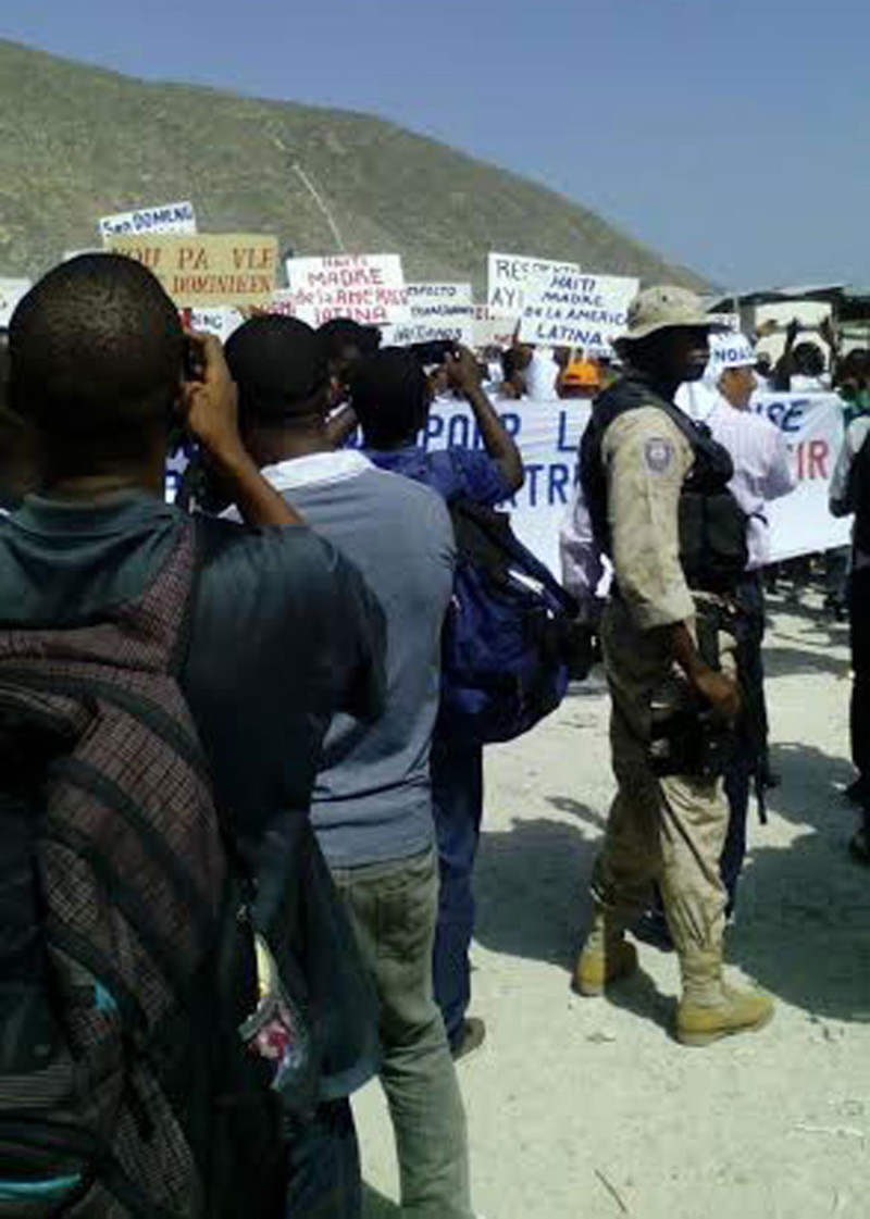 Vigilantes. Miembros de la Misión de Estabilización de las Naciones Unidas en Haití (Minustah) en alerta.