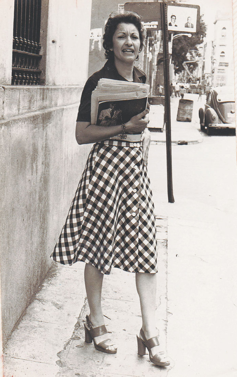Carmenchu. En plena faena, en una calle de Santo Domingo, año 1974.