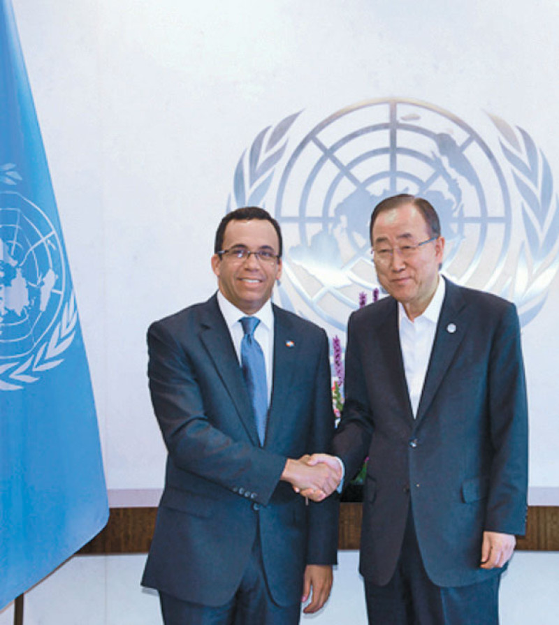 Encuentro. El Canciller dominicano Andrés Navarro y el secretario general de la ONU, Ban Ki-Moon, se saludan tras su reunión ayer en Nueva York.