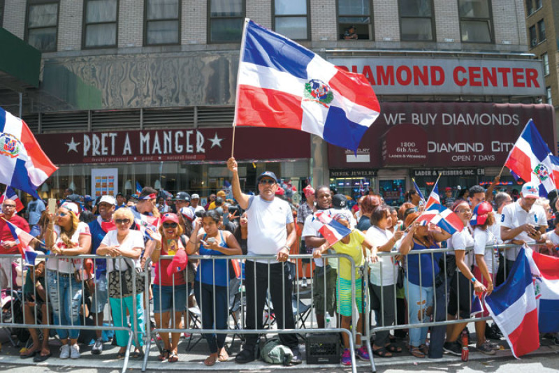 Orgullosos. Cuando menos 7,500 dominicanos, ondeando la bandera tricolor de la nación, participaron ayer en el tradicional Desfile Dominicano en Nueva York, occasión cuando abuchearon al alcalde la de la ciudad, Bill de Blasio, por llamar a un boictot contra su país.